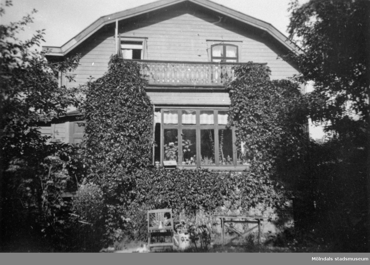 Villa på Kvarnbygatan 23, 1930-tal Gaveln åt väster är bevuxen med vildvin.