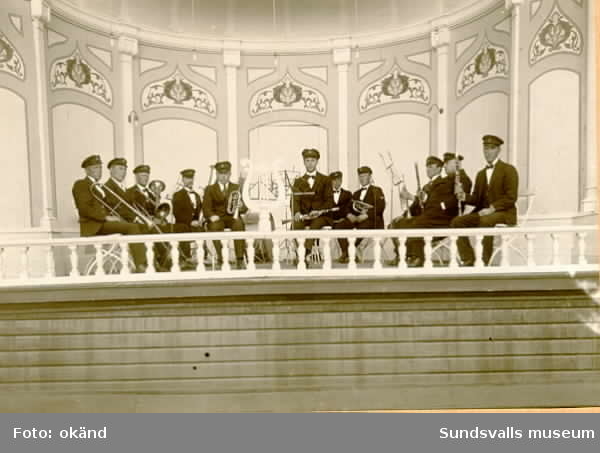 Heffners musikkår på musikpaviljongen vid restaurang Tivoli omkring 1918-1919. 
Femte man från vänster John Alexander Jonsson och sjunde man Olov Kondian Bergström.