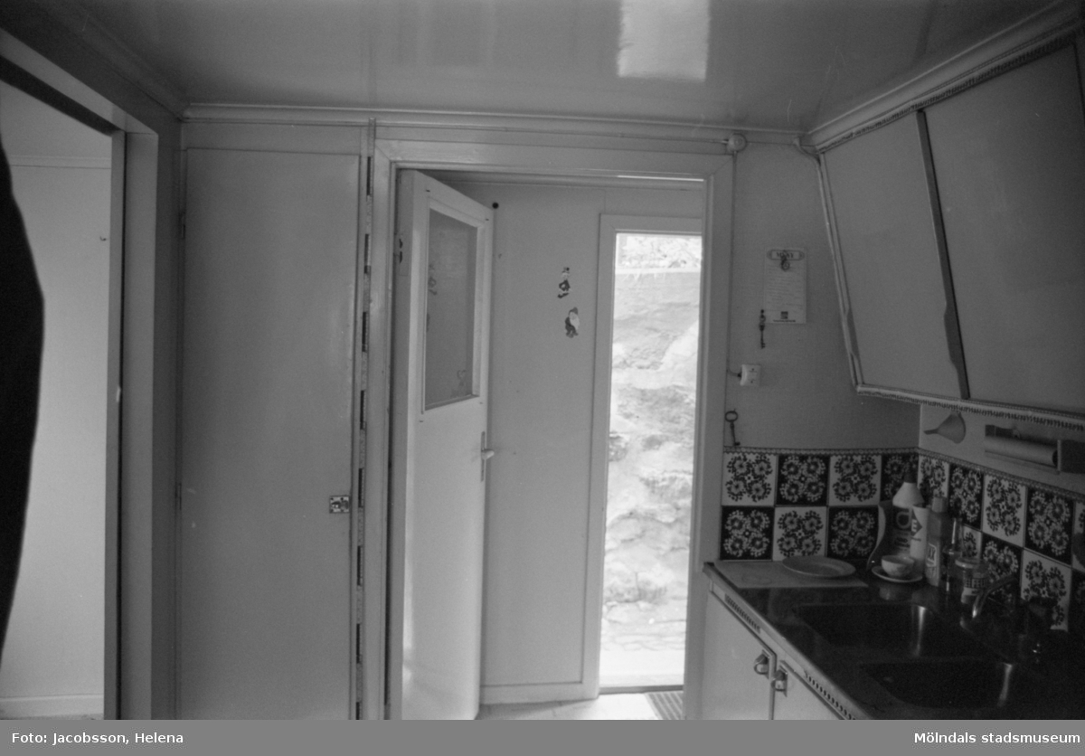Kök i bostadshus på Roten M 18 i Mölndals Kvarnby, 1972.
Bostadshuset har en kvarvarande "brygga" utanpå. Se bild 1991:1106.