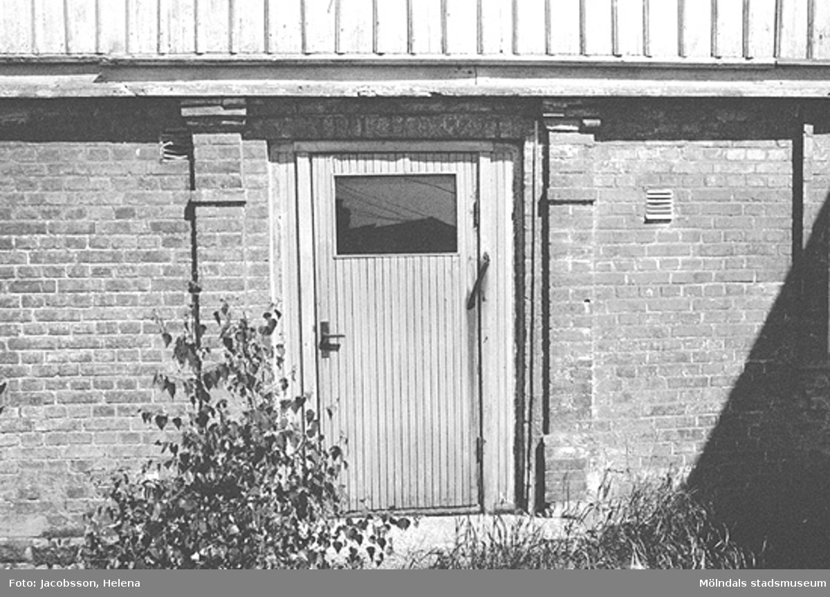 Dörr på bostadshus på Roten M 27 i Mölndals Kvarnby, 1972.