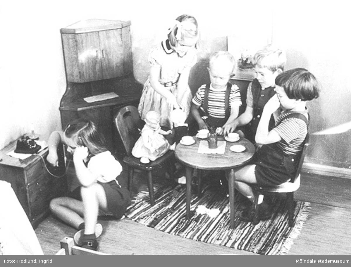 Fem barn leker kaffekalas. Daghem i Guldheden, Göteborg. Sent 1940-tal.