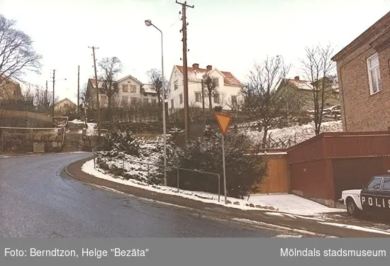 Rygatan år 1984 (polisebacken) utanför polishuset (till höger i bild), tidigare sjukhus och lokaler för Mölndals museum 1987-2002. 
Strax efteråt flyttade polisen till centralare delar vid järnvägen.