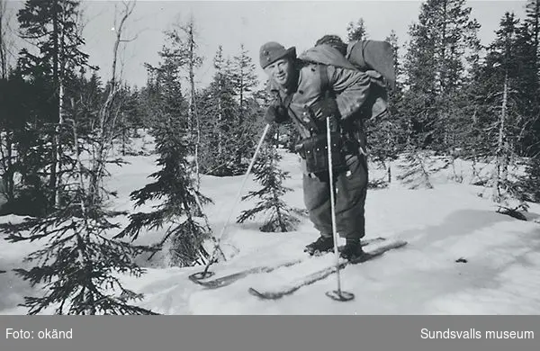 "Baggböle skyttefelt om vintern 1945. Pakningen er ofte större enn karene." (Bildtext i fotoalbum. Ägare Emil Tessem, Steinkjer.)