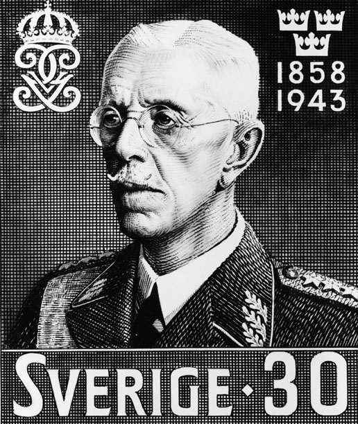 Frimärksförlaga till frimärket Gustaf V:s 85-årsdag, utgivet 16/7 1943. Foto 1940-talet. Godkänd originalteckning av Torsten Schonberg. 
Valör 30 öre.