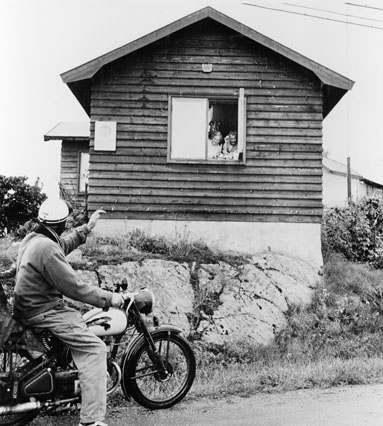 Lantbrevbärare, motorcykelåkande Holger Österberg på ön Möja
(I Stockholms skärgård) den 3/8 1956.