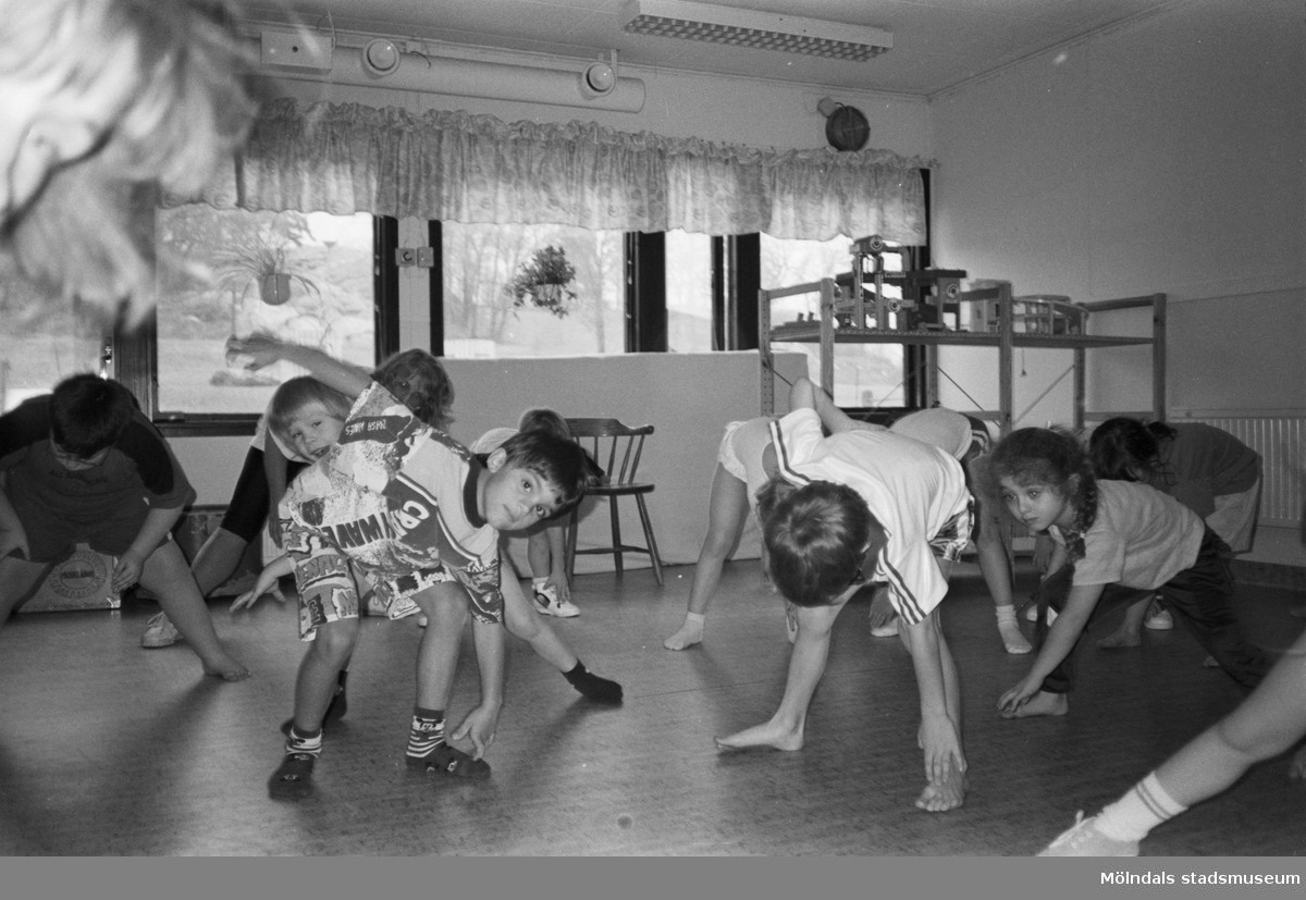 Gymnastik inomhus för Robin, Basoz och fler barn på Lunkentussen, Katrinebergs daghem 1992.