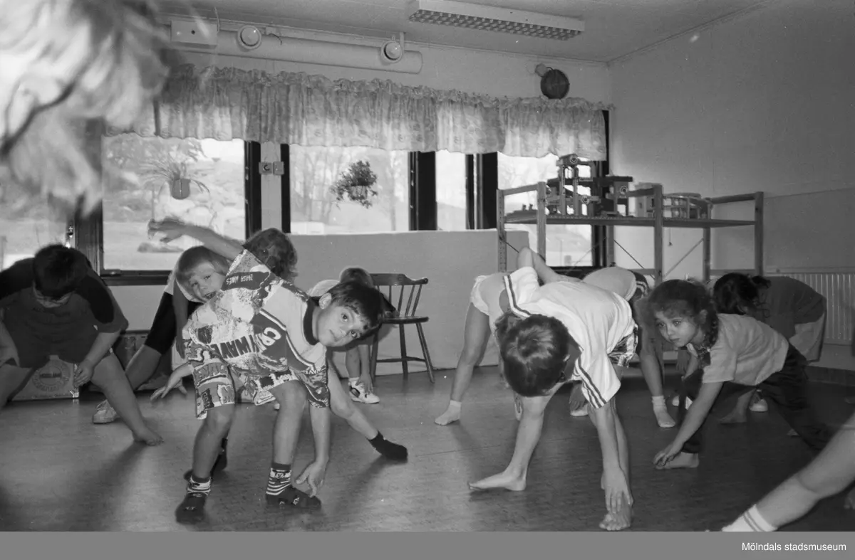 Gymnastik inomhus för Robin, Basoz och fler barn på Lunkentussen, Katrinebergs daghem 1992.