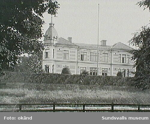 Sundsvalls Handelsskola före utbyggnaden 1940 då (tornet till vänster försvann vid ombyggnationen. Efter 1940 bytte skolan namn till Sundsvalls Handelsgymnasium. Senare bytte skolan namn till Alléskolan eftersom även annan undervisning bedrevs där. Bergsgatan 43.