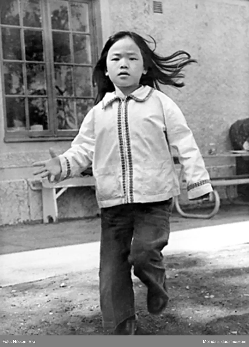 Flicka som hoppar/springer. Holtermanska daghemmet juni 1973.