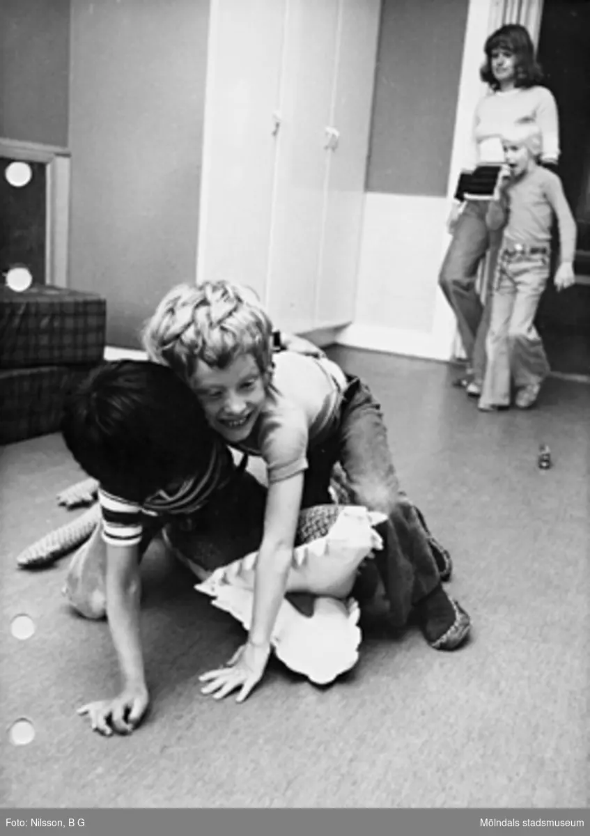 Två barn som leker. Holtermanska daghemmet maj 1975.