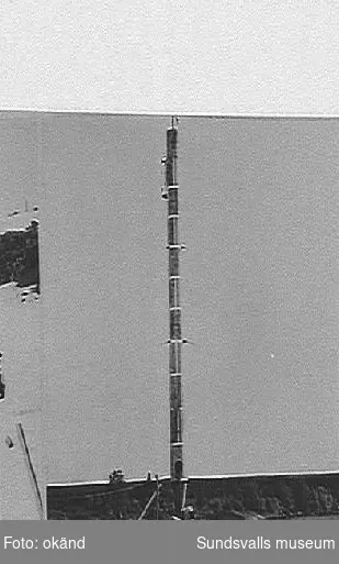 Rörmasterna under uppförande vid rundradiostationen i Ljustadalen, 1952.