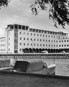 Stockholms bangårdspostkontor, Klara Strand 6. Färdigbyggt år 1947.  Arkitekt: Lars Erik Lallerstedt.  Foto 1948.