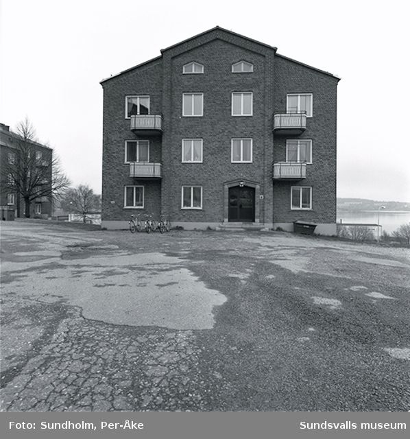 Inventering av 1940- och talsområden. Östra Radiogatan 2 E, 2, 2 A, C-E, 2B.Nr 9 Garageportar. Butiker.