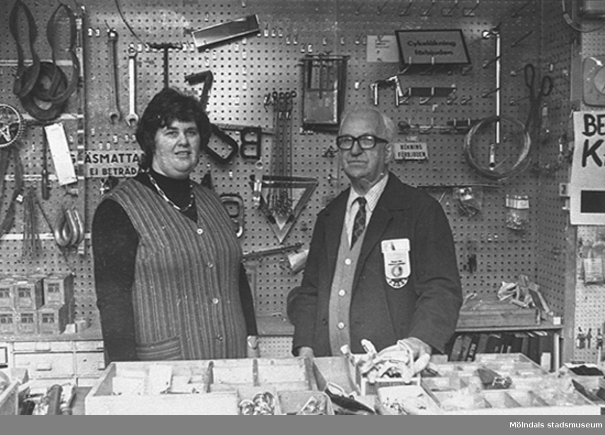 Två expediter, en kvinna och David Heijel, står innanför disken. Kungsbackavägen 6, 1970-tal.
