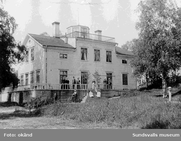 Midsommarafton 1897 vid Nyhems gård på gravfältet i Högom, Granlo. På trappan fjortonåriga Albertina Åström, nyinflyttad med sin familj. Huset (som troligen var ett svartbygge) användes på somrarna som pensionat. Gästerna kunde dricka kvällskaffe i lusthuset på taket. Albertina tyckte det var otäckt att bo på ett gravfält. Huset revs ca 1940, men terrassering och syrénberså finns utmärkta på Ekelunds karta inför de arkeologiska grävningarna.