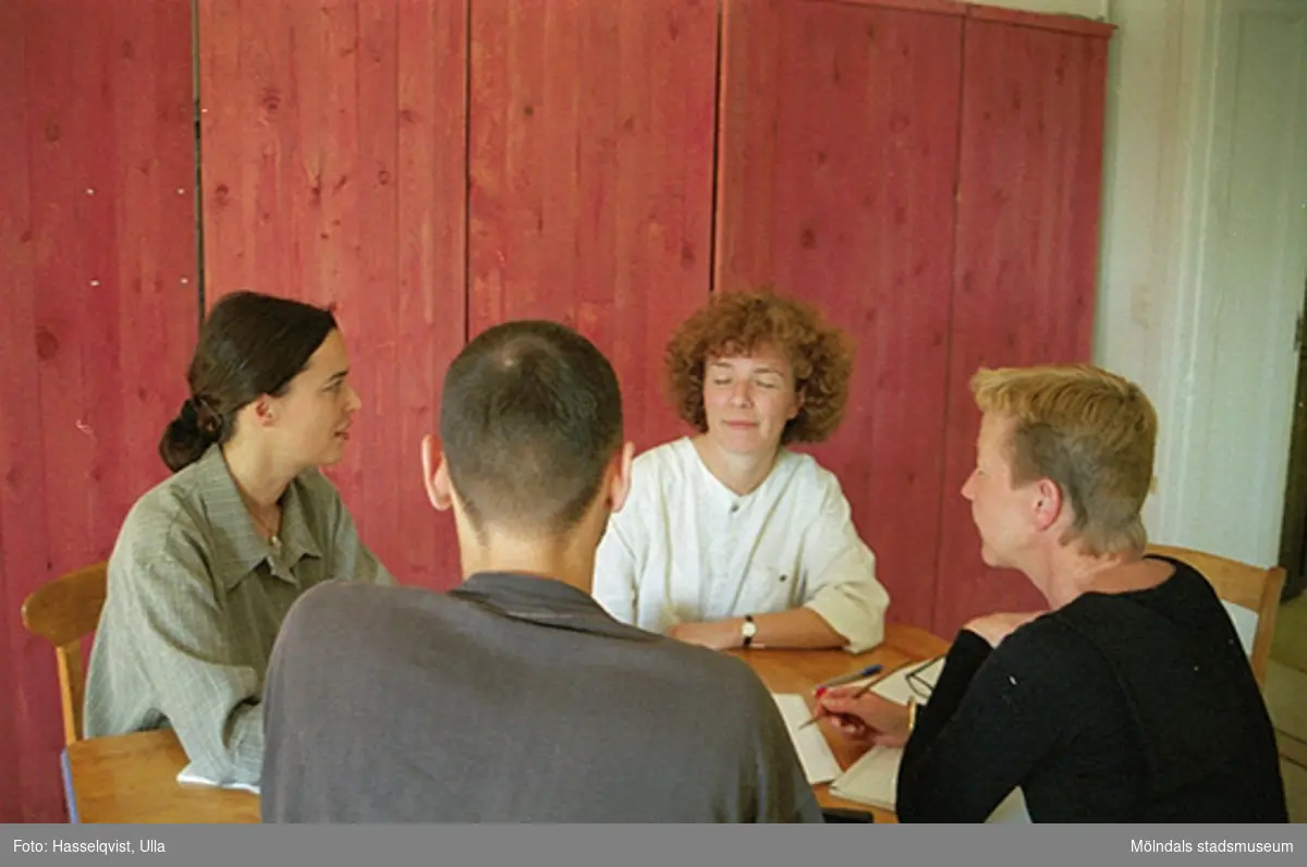 Från vänster: Christina Hill, Ulla Hasselqvist, Håkan Strömberg (frånvänd) och Pia Persson sitter runt ett bord och samtalar.
