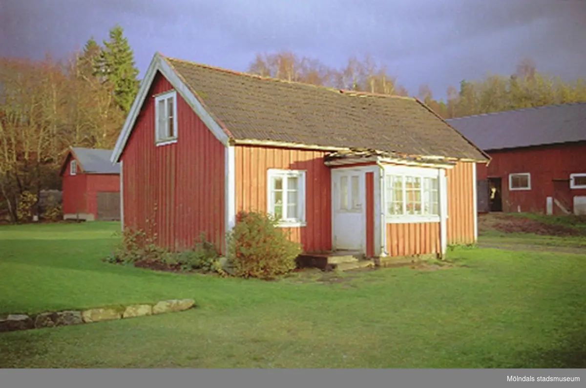Sinntorp 2:11. Ladugård och nu rivet torp, 2001-11-07.