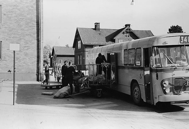 Postdiligensen går på linjen Umeå-Lycksele-Sorsele. Fordonet är en
Scania Vabis BF 110 position 4M, med plats för 11 passagerare och med
7,5 meter långt lastrum.