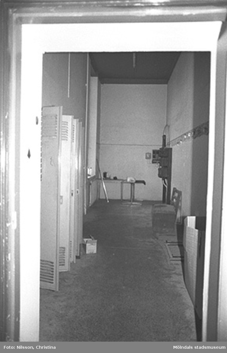 Till vänster ses klädskåp i en korridor, August Werners fabriker i Lindome, hösten 1994.