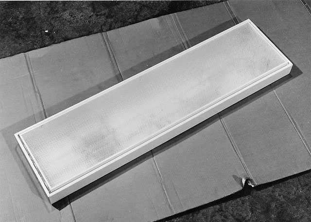 Belysningsarmatur, takarmatur för lysrör, längd 125 cm.
Armaturstomme av vitlackerad plåt, för lysrör om 3 st 40 Watt. Art.nr
370.33