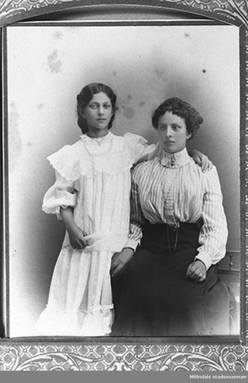 Syskonen Ida och Viktoria Westerberg, 1900-talets början.
De är syskon till givarens mormor Nora Krantz (född Westerberg).