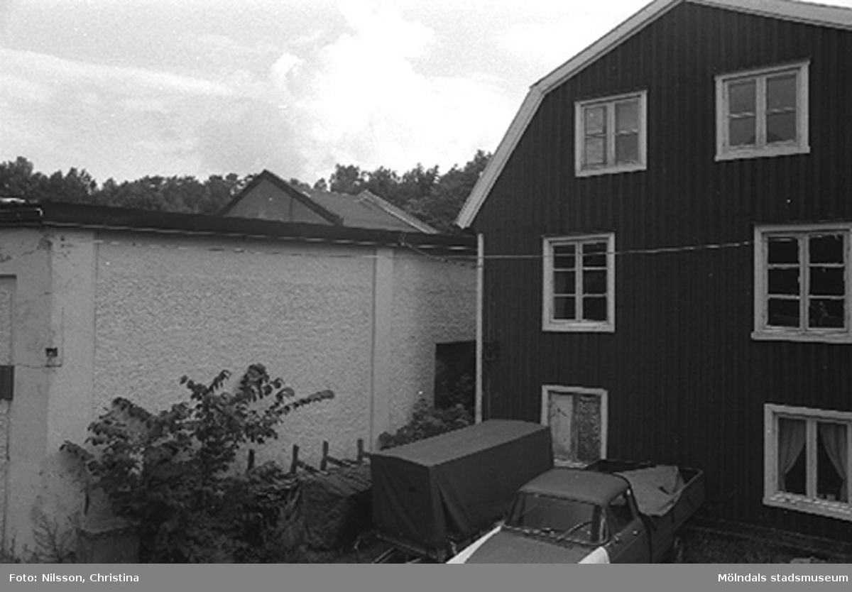 Röda huset med Spinneriet bakom. Grevedämmet, Kvarnfallet 31, Mölndal hösten 1994.