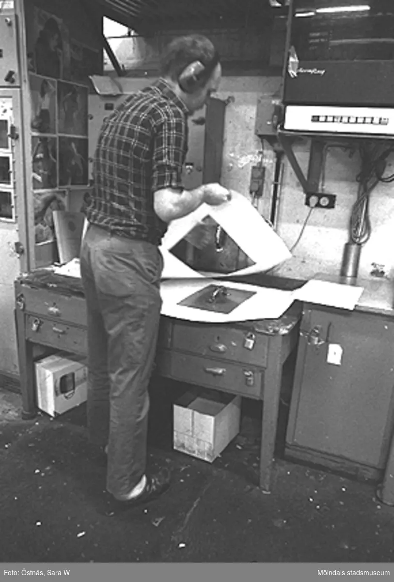 Denny Andersson i arbete.
Bilden ingår i serie från produktion och interiör på pappersindustrin Papyrus, 1980-tal.