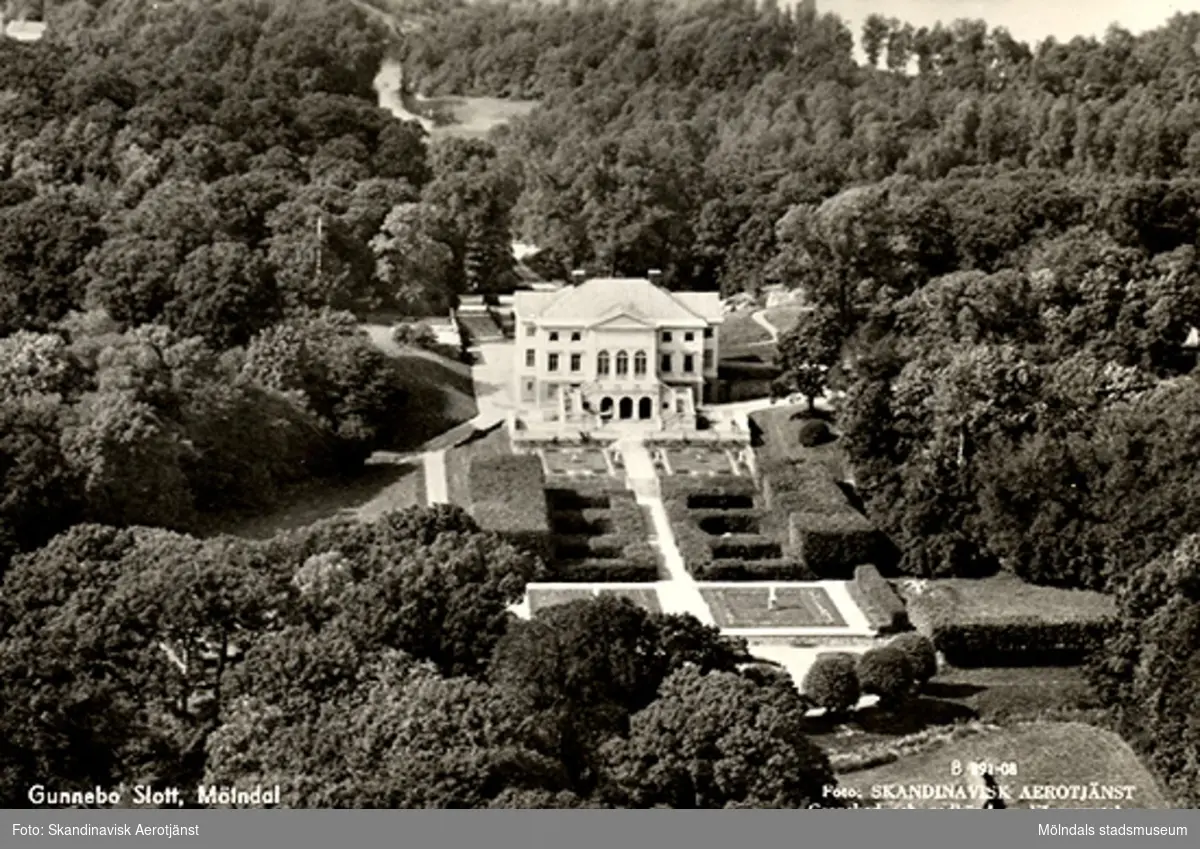 Avfotograferat vykort "Gunnebo Slott, Mölndal". Flygfoto ca 1950 - 60-talet.