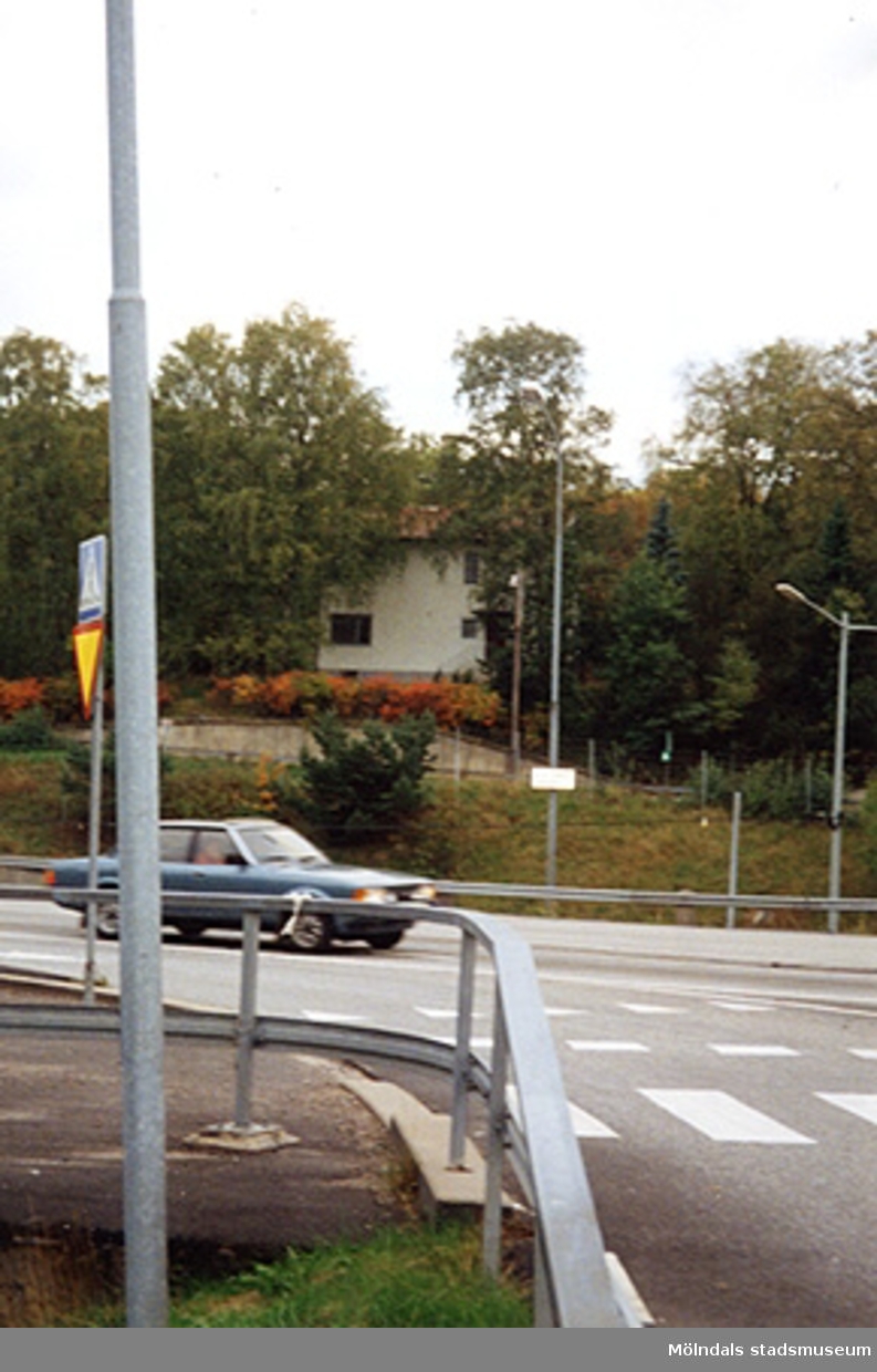 I bakgrunden ses Äpplekullevägen 6, Kållered 1:71, Tållered i Kållered, oktober 1994. Rivningsansökan tillstyrkt 1994-10-26.