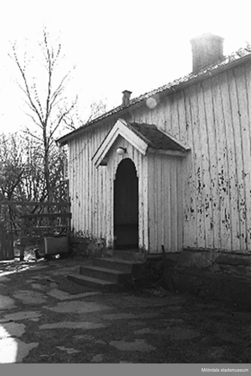Byggnadsdokumentation av ett bostadshus, även kallat "Alfreds gård". Backen 2:3 i Kållered 1996-03-18. Relaterade motiv: 2004_1231 - 1241.