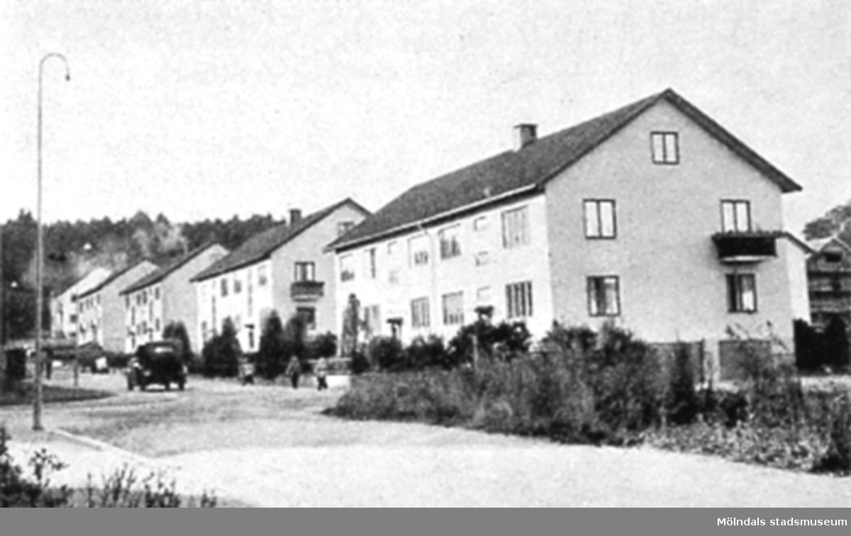 Fem hyreshus utmed Åbybergsgatan i Mölndal, okänt årtal. Avfotograferad ur "Mölndal 1922 - 1947".