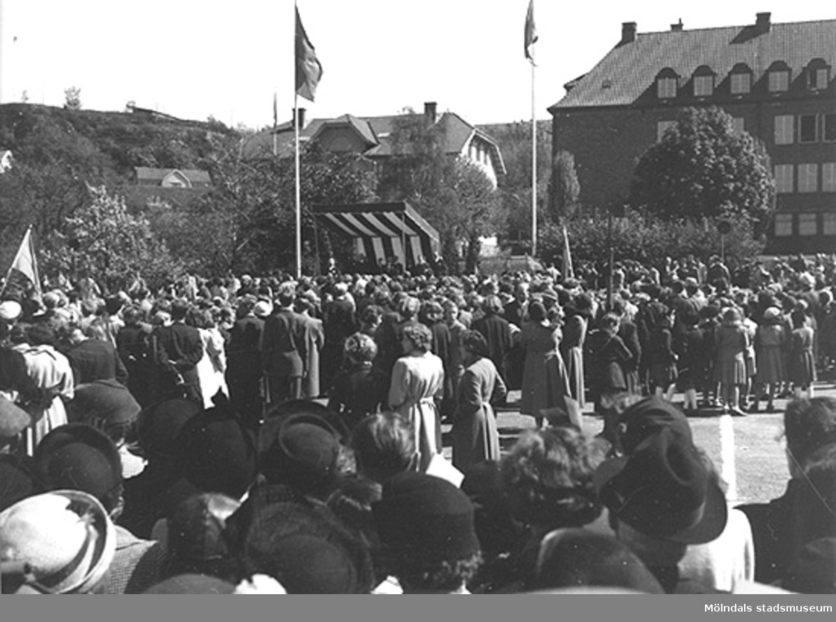 Invigning av Gunnebo slott den 16 maj 1952 på Nya torget i Mölndal. Kung Gustav VI Adolf  (1882 - 1973) inviger och firar. Huset till höger är Kvarnbyskolan. Till vänster därom ses Trädgårdsskolan (även kallad Träskolan). I bakgrunden ses Störtfjället.