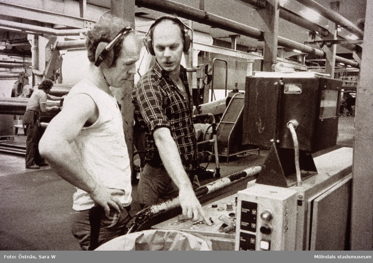 Jan Callesen och Denny Andersson i arbete vid maskin på Papyrus i Mölndal, år 1990.