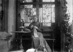 villa, interiør, glassveranda, bord, benk, kvinne, hekletøy