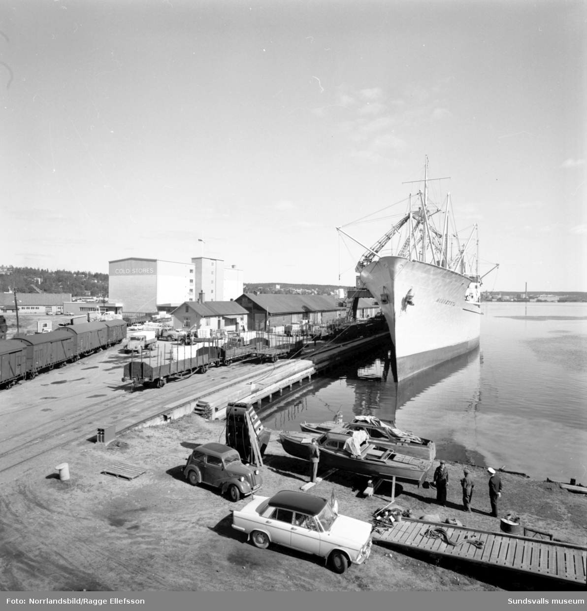 En grupp bilder från hamnen i Sundsvall med båtar och lastning, bland annat Minnesota.
