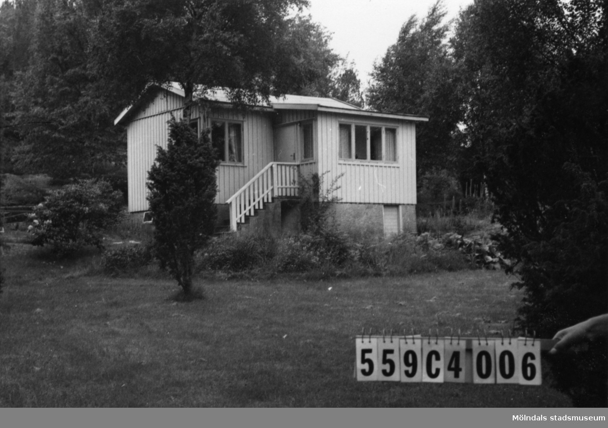 Byggnadsinventering i Lindome 1968. Gastorp 2:85.
Hus nr: 559C4006.
Benämning: fritidshus och garage.
Kvalitet: god.
Material: trä.
Tillfartsväg: framkomlig.
Renhållning: soptömning.