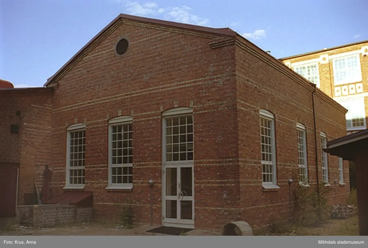 Kängurun 18 - Krokslätts fabriker "innergården" från väst, diverse mindre byggnader.