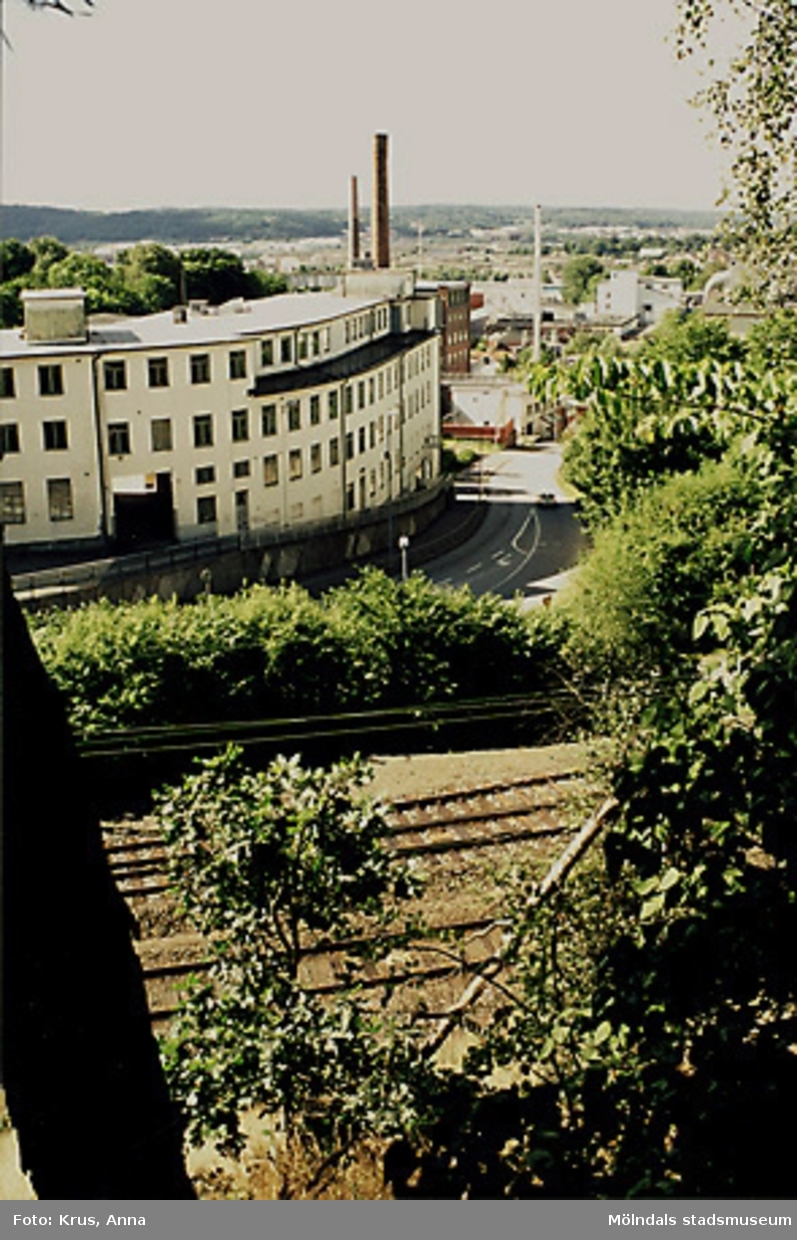 Utsikt över Mölndals Kvarnby, år 1999. Till vänster ses f.d Musikhuset (tidigare "Strumpan") och "Kråkan" (Kvarnbygatan).