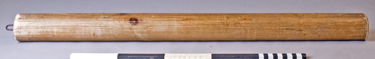 Kaveldon, kavelstock, rund av trä med en krok i ena änden i form av en böjd metalltråd, nedslagen i trät.