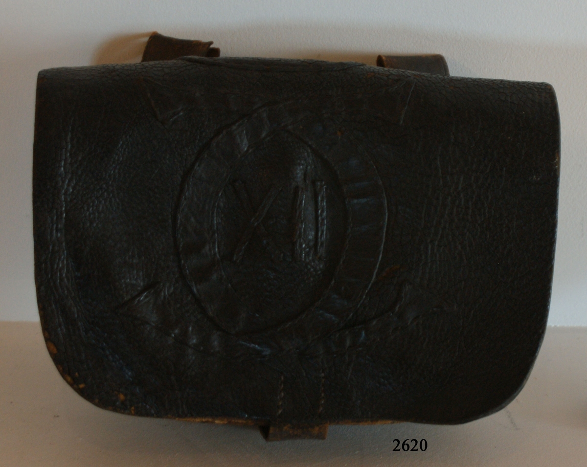 Patronväska med Carl XII:s namnchiffer, av svart läder.