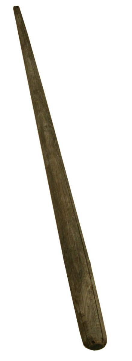 Enkel mast av runt trä (eventuellt gran). I toppen finns en cirka 15 cm lång utskärning för fallet. Utskärningens nedre yta är täckt av förskoning av hårdare träslag (eventuellt ek) i form av en halvcirkel som fästs med en genomgående kopparbult.
Nederändan är svagt avfasad och med rundade kanter för att passa i ett nedre mastfäste (vilket dock saknas)