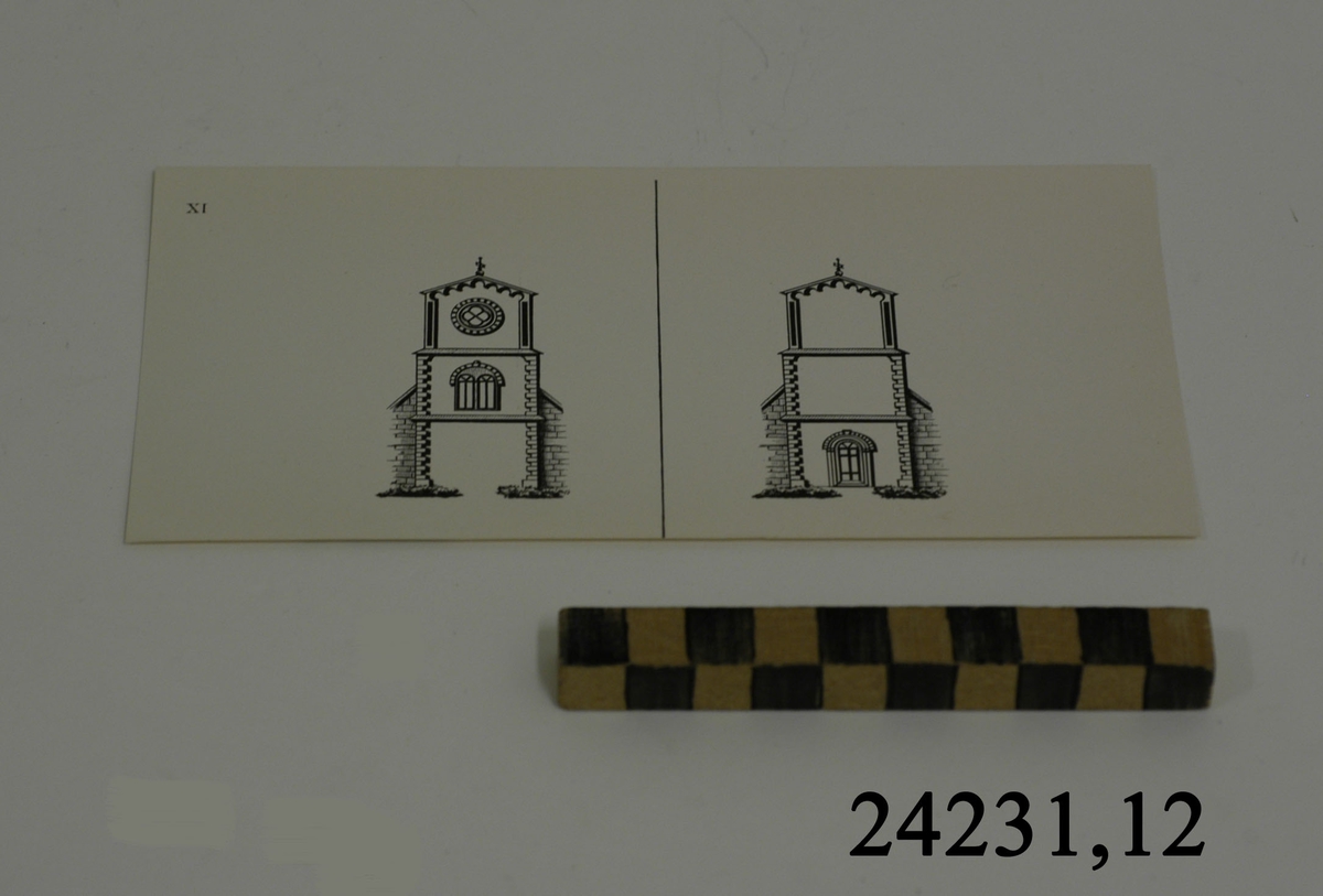 Rektangulärt vitt pappersark, numrerat XI i övre vänstra hörnet. På arket syns två stycken olika bilder i svartvitt, en för vardera öga. Till vänster: Del av kyrkofasad med tornbyggnad. Överst, rosettfönster därunder ett bågformat fönster. Till höger: Samma kyrkofasad, men endast med porten.