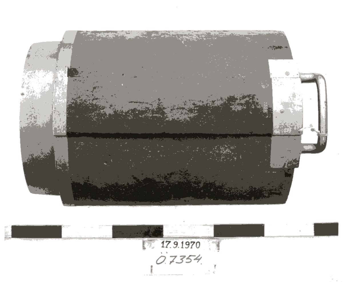 Laddbrygga till 25 cm:s kanon M/1889.
Mahogny, 1/3 cylinder, beslag av
mässing inuti klädd med mässingsplåt.
Omärkt.

Längd: 570 mm
Bredd: 355 mm

Modellkammaren i Karlskrona 1938.
se ank. skr. 1910/1938.
Använd å pansarskeppet Thule.