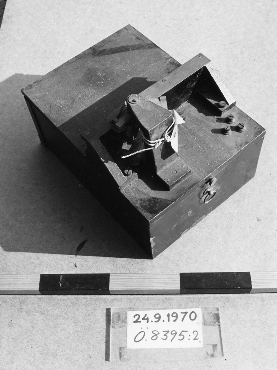 Hydrometrar 2 st. Järnplatta med gejd för apparatens
upphängning samt arm för fjädrande kopplingsanordning.
Instrumentet fästat till plattan och inneslutet i en
kåpa av plåt, svartmålad.
Tillhört ubåten GÄDDAN.
