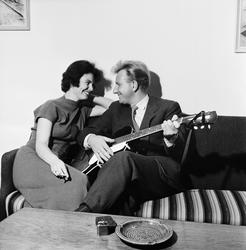 Nygifte Torhild Lindal og Kurt Foss.