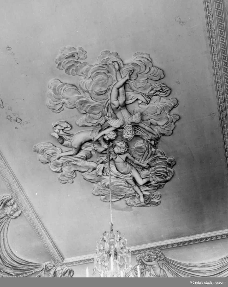 Mittrelief/takstuckatur i stora salongens plafond. Gunnebo slott 1930-tal.