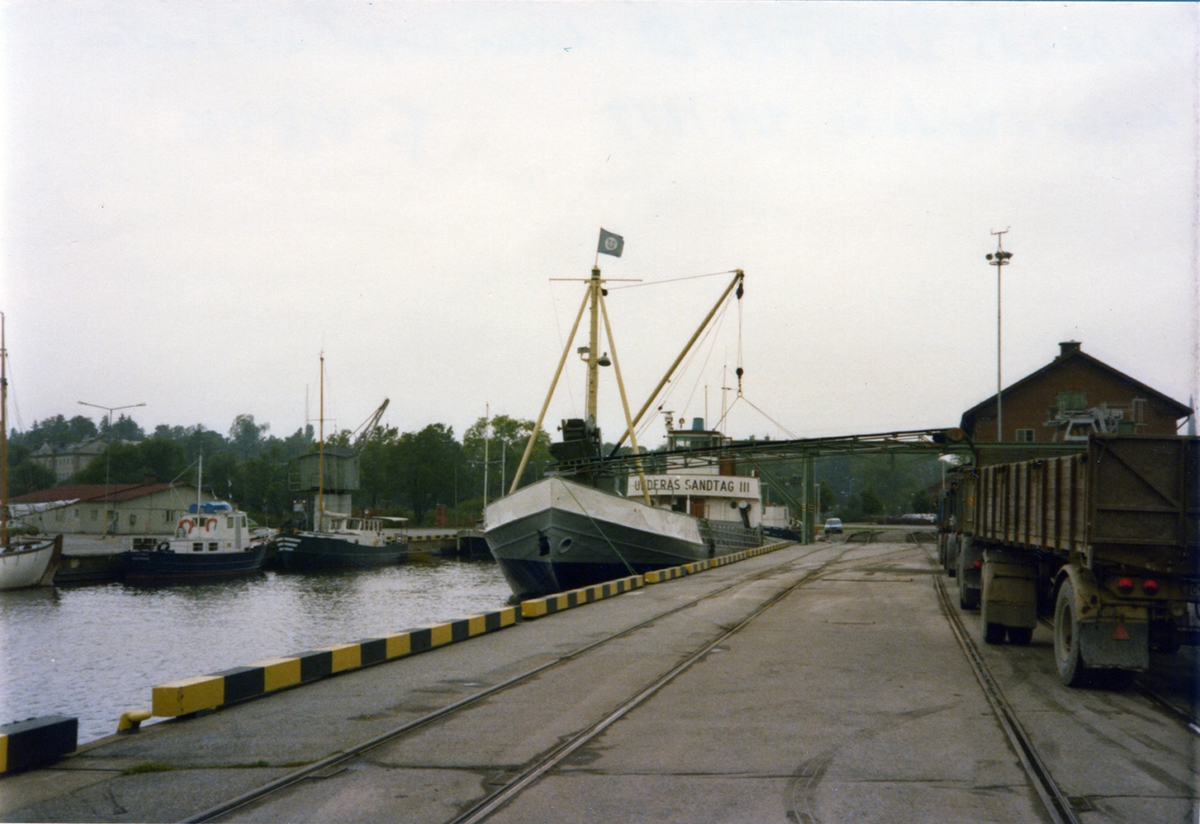 Underås Sandtag III lossar singel vid Tullhuskajen i Västerås 4/9 1979