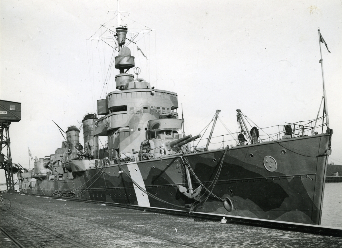 Besöksdag ombord på kryssaren Fylgia, Malmö den 5 mars 1944.