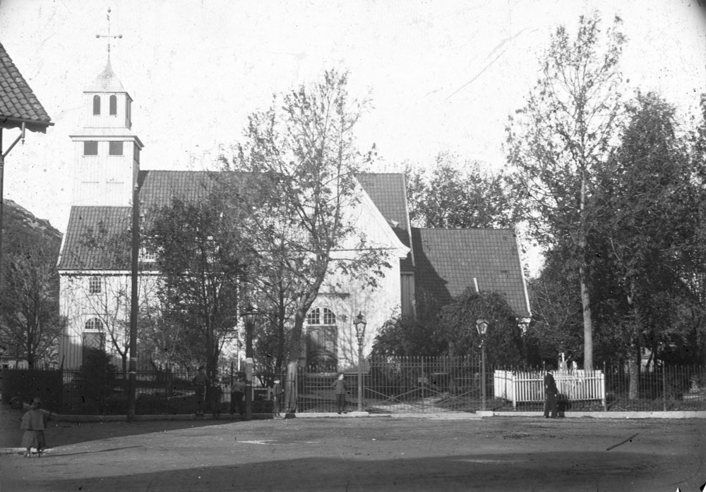 Egersund kirke sett fra Torget i Egersund