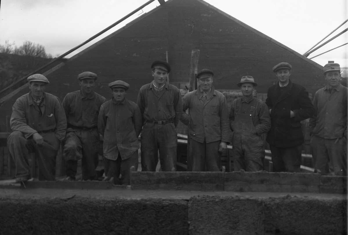 Bygningsarbeidere ved Alsvåg skole ca. 1951. Peder Meløy er nummer fem fra venstre